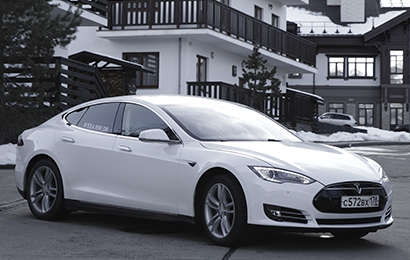 Tesla model S белая